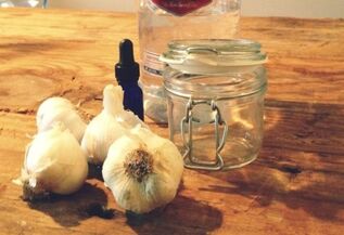 Garlic tincture for treating varicose veins